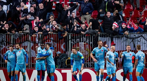 Fotbalisté Slavie se radují z gólu ped kotlem svých fanouk.