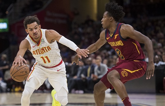 Trae Young (vlevo) z Atlanty útoí kolem Collina Sextona z Clevelandu.