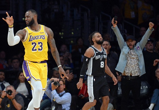 LeBron Jsmes (23) z LA Lakers práv poslal zápas se San Antoniem do...