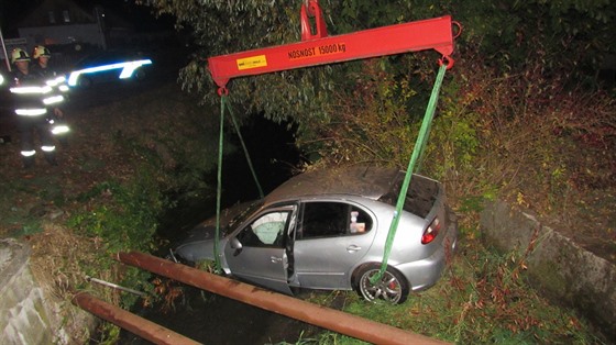 Vozy BMW a Seat Leon se pedhánly na pedmstí Hradce Králové, oba idii...