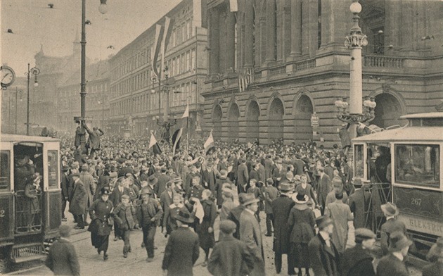 eský lid zapluje ulice, oslavuje nezávislost. 28. íjna 1918 v Praze u...
