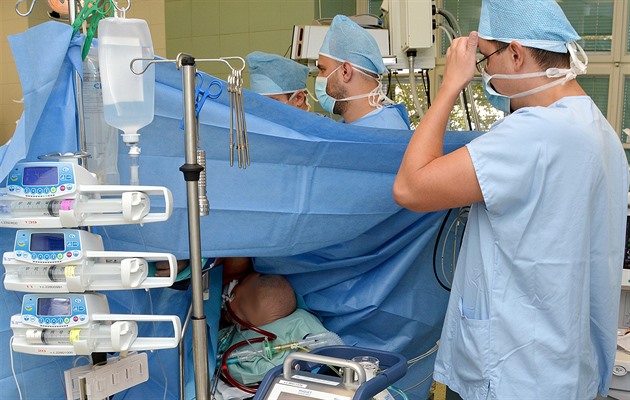 Pacient Fakultní nemocnice u sv. Anny v Brn pi operaci nádoru na plíci dýchal...