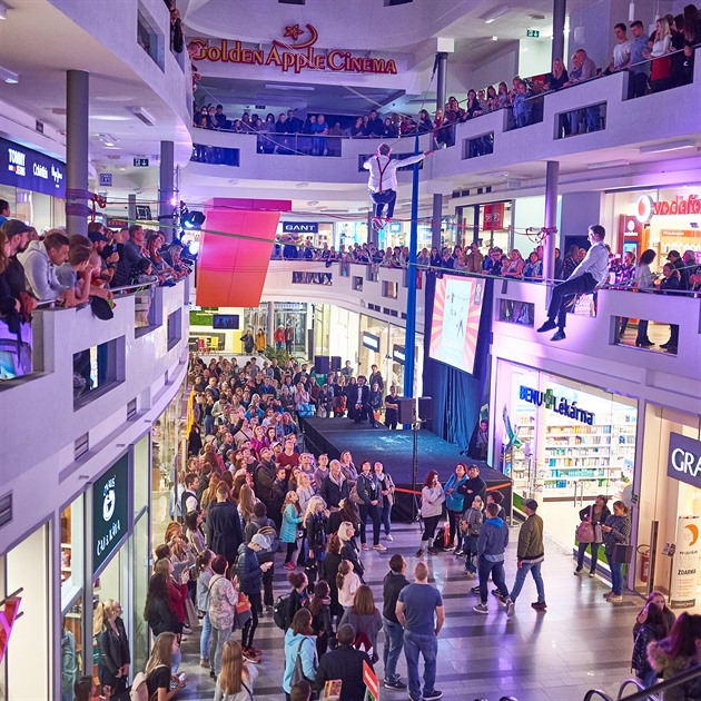 Okouzlující host Miroslava Šimůnka na pátečním nightshoppingu ve Zlatém jablku,modelka Nikol Moravcová,nebyla jediným překvapením.Zaujala i dechberoucí akrobatická show nebo originální módní přehlídka