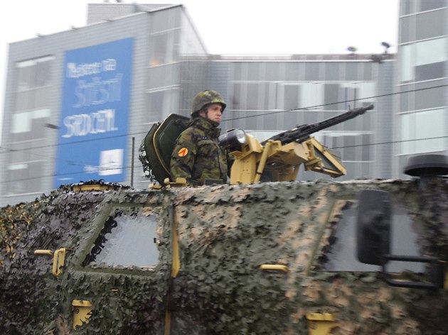 Vojenská pehlídka v rámci oslav 100 let zaloení samostatného eskoslovenského státu