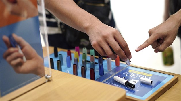 Kromě nového designu se iQOS 3 vyrábí v různých barevných mutacích. Kromě nového designu se iQOS 3 vyrábí v různých barevných mutacích.