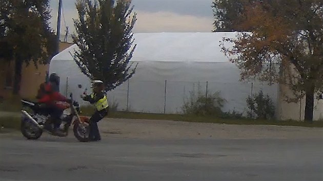 Agresivní motorkář srazil policistku ve službě Agresivní motorkář srazil policistku ve službě