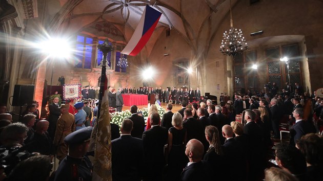 Ani minulý rok lidé, kteří prezidenta otevřeně kritizovali, pozvání do Vladislavského sálu nedostali. Ani minulý rok lidé, kteří prezidenta otevřeně kritizovali, pozvání do Vladislavského sálu nedostali.