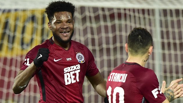 Benjamin Tetteh (vlevo) ze Sparty se raduje z gólu se spoluhráčem Nicolae... Benjamin Tetteh (vlevo) ze Sparty se raduje z gólu se spoluhráčem Nicolae...