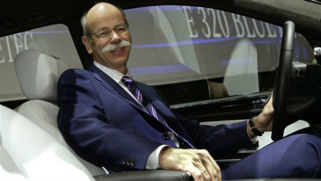 Dieter Zetsche na archivním snímku 2006: tehdy uváděl luxusní SUV GL, později... Dieter Zetsche na archivním snímku 2006: tehdy uváděl luxusní SUV GL, později...