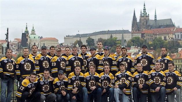 Hráči Boston Bruins v roce 2010 pózovali před Pražským hradem. Hráči Boston Bruins v roce 2010 pózovali před Pražským hradem.