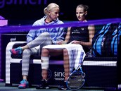 S KOUKOU. eskou tenistku Karolnu Plkovou (vpravo) se sna povzbudit jej...
