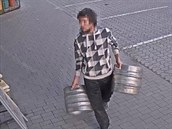 Muži kradli prázdné pivní sudy a vraceli je do obchodu. Muži kradli prázdné pivní sudy a vraceli je do obchodu.