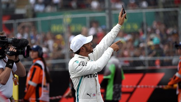 Lewis Hamilton z Mercedesu oslavuje zisk ptho titulu svtovho ampiona.