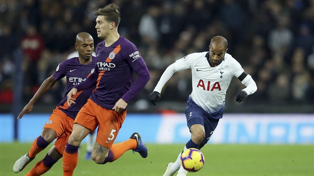 Zlonk Lucas Moura z Tottenhamu prohn dvojici Fernandinho (vlevo), John Stones.