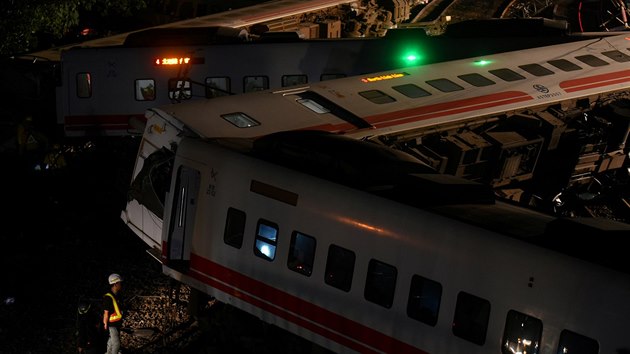 Zchrani vyprouj zrann z pevrench vagn na trati v okrese I-lan, kde v nedln veer vykolejil vlak. Nehoda si vydala nejmn 18 obt a 187 zrannch.