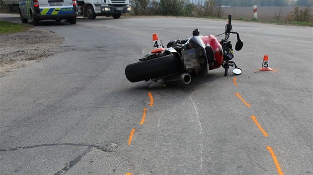 V Mohelnici agresivn motork pod vlivem drog srazil a zranil policistku pi vkonu sluby (18. jna 2018).