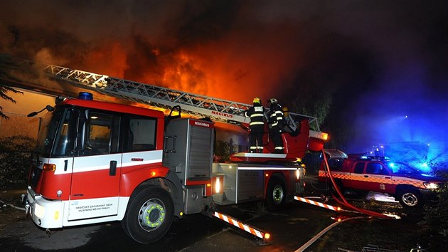 Hasii v noci na nedli bojovali s porem vybydlen budovy na ikov (21. jna 2018).