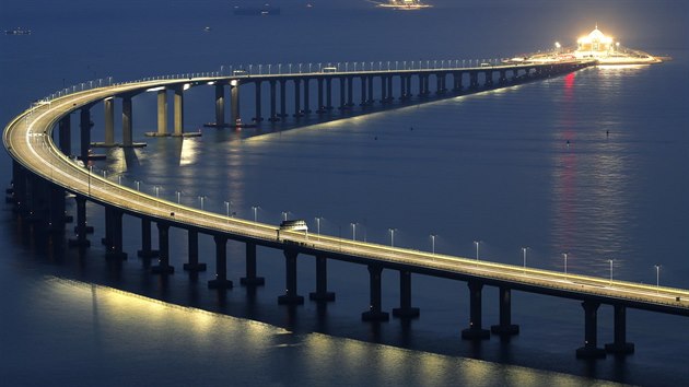 na otevela nejdel most vedouc pes moe, m 55 kilometr a spojuje nsk zem Hongkong, Macao a msto u-chaj v pevninsk sti zem. (23.10.2018)