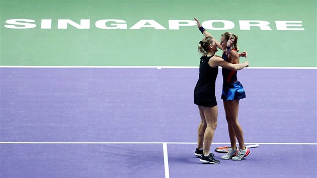 POJ SEM! Timea Babosov (vlevo) a Kristina Mladenovicov slav prvenstv na Turnaji mistry v Singapuru.