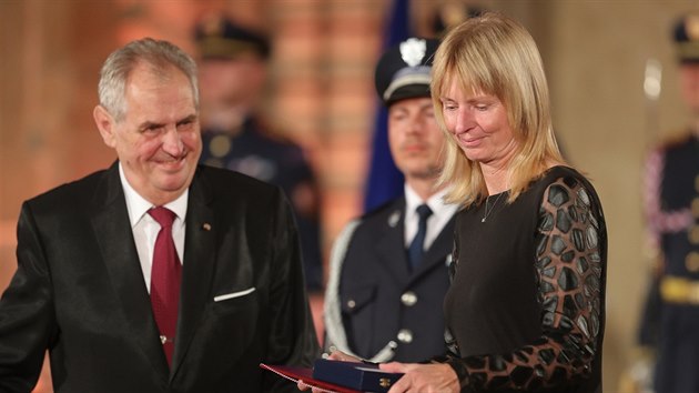 Bval tenistka Helena Sukov pevzala od prezidenta Miloe Zemana medaili Za zsluhy.