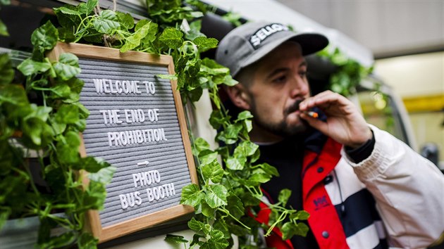V Kanad vstoupil v platnost zkon legalizujc rekrean pouvn marihuany. (17. jna 2018)