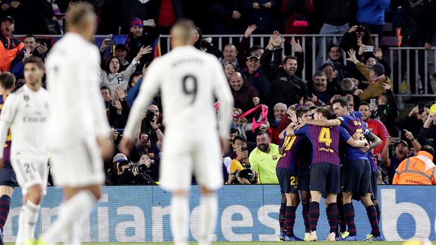 Fotbalist Barcelony se raduj z glu ped zraky potupench soupe z Realu Madrid.