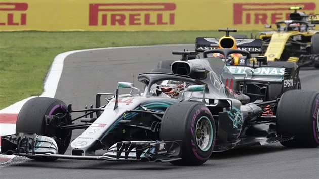 Lewis Hamilton ze stje Mercedes to ve Velk cen Mexika na titul mistra svta formule 1.