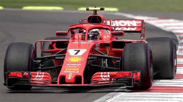 Kimi Rikknen ze stje Ferrari bojuje na trati Velk ceny Mexika.