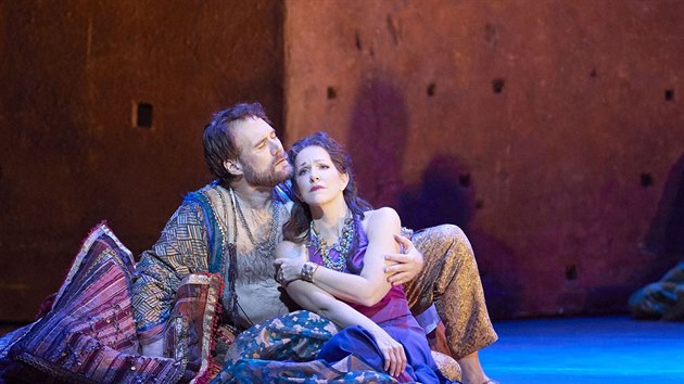 Brandon Jovanovich jako Aeneas a Joyce DiDonato jako Dido v Berliozovch Trojanech ve Vdesk sttn opee