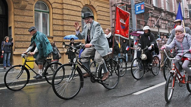 Prvod vojk, legion, hasi i velocipedist zahjil sobotn st oslav stho vro eskoslovenska v Ostrav.