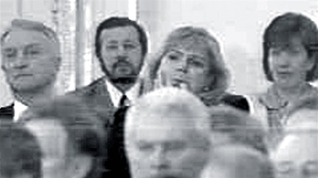 Manelka prezidenta republiky Dagmar Havlov reaguje hvzdnm na prsty po vystoupen mstopedsedy SPR-RS Jana Vika, kter zpochybnil znovuzvolen Vclava Havla do funkce prezidenta. (20. ledna 1998)
