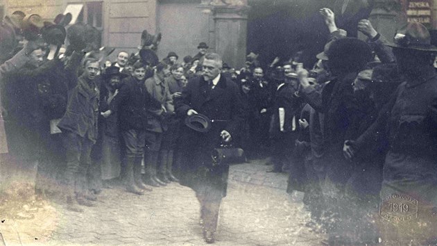 Karel Kram vychz ze Snmovny po ustavujc schzi Nrodnho shromdn. (14. listopadu 1918)