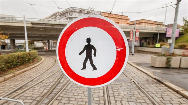 Kvli havarijnmu stavu silninho mostu v prask Bubensk ulici je uzaveno okol pro tramvaje i chodce. (24. jna 2018)