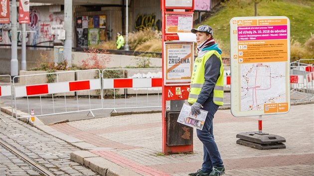 Kvli havarijnmu stavu silninho mostu v prask Bubensk ulici je uzaveno okol pro tramvaje i chodce. (24. jna 2018)