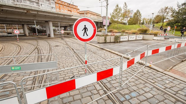 Kvli havarijnmu stavu silninho mostu v prask Bubensk ulici je uzaveno okol pro tramvaje i chodce. (24. jna 2018)
