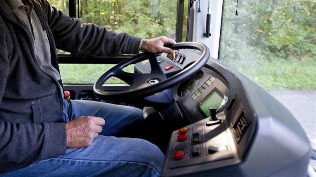 Logistické a dopravní společnosti v Česku hlásí kritický nedostatek pracovníků. Dlouhodobě chybějí řidiči kamionů a autobusů i dalších dopravních prostředků, přestože to nejsou špatně placené pozice. Firmy proto stále více spoléhají na pomoc ze zahraničí. Logistické a dopravní společnosti v Česku hlásí kritický nedostatek pracovníků. Dlouhodobě chybějí řidiči kamionů a autobusů i dalších dopravních prostředků, přestože to nejsou špatně placené pozice. Firmy proto stále více spoléhají na pomoc ze zahraničí.