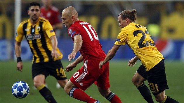 Zlonka Bayernu Mnichov Arjena Robbena sth v utkn fotbalov Ligy mistr Niklas Hult z AEK Atny.