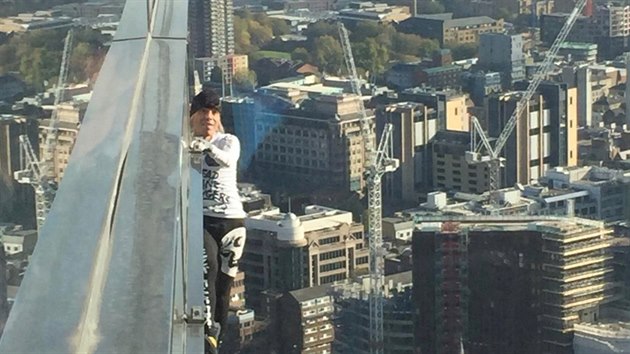 Francouzsk extrmn sportovec Alain Robert, pezdvan Spiderman, vyplhal na 230 metr vysok mrakodrap Heron Tower v bankovn tvrti Londna (25. 10. 2018).