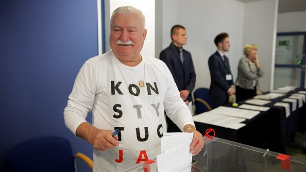 Polsk exprezident Lech Walesa odvolil v triku s npisem stava. (21. jna 2018).