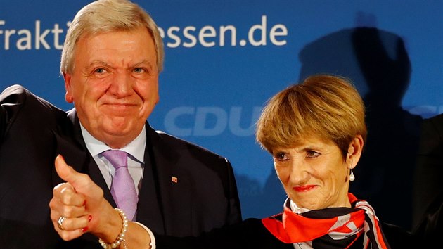 Hesensk premir a kandidt CDU Volker Bouffier se svou manelkou Ursulou (28. jna 2018)