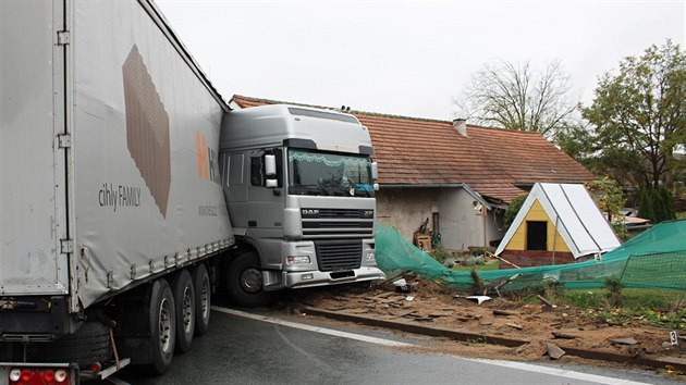 Nehoda kamionu, jeho idi nezvldl sjezd zatkami v obci Rohovldova Bl na Pardubicku (26. jna 2010)