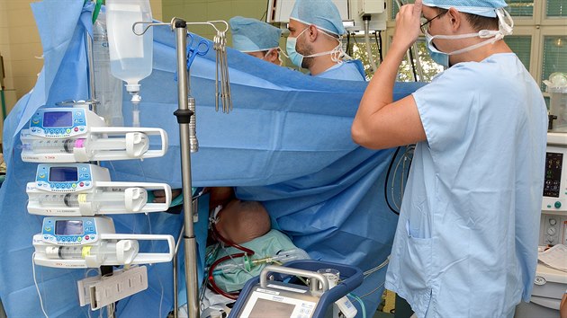 Pacient Fakultn nemocnice u sv. Anny v Brn pi operaci ndoru na plci dchal pomoc mimotlnho obhu ECMO.