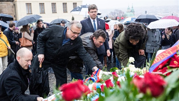 Politici TOP 09 a jejich pznivci na Praskm hrad pokldaj kvtiny k soe T. G. Masaryka, pi pleitosti 100. vro zaloen eskoslovenska. Zastn se pedseda TOP 09 Ji Pospil, mstopedseda Tom Czernin, pedseda poslaneckho klubu Miroslav Kalousek, sentor Ji Rika, poslanec Dominik Feri a dal. (28. jna 2018)