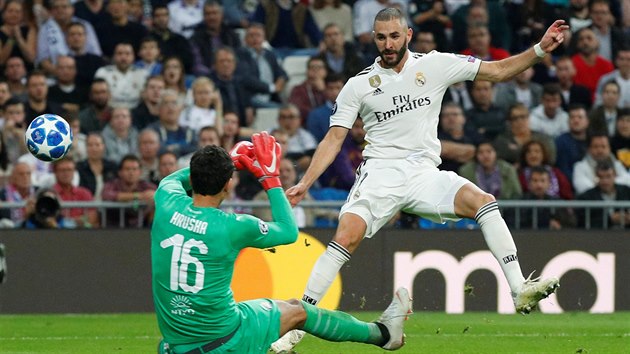 Plzesk brank Ale Hruka zasahuje proti Karimu Benzemovi z Realu Madrid.