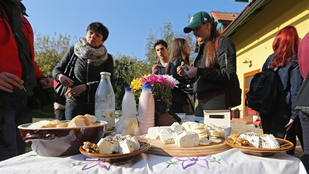 Produkty manželé Dvorští prodávají jednak na svém statku, ale i na farmářských trzích. A jejich výrobky jsou k mání i v některých specializovaných obchodech.