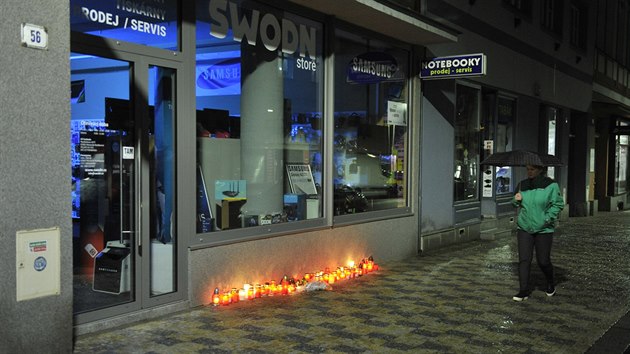Ped prodejnou, v n byla ubodna prodavaka, zapalovali obyvatel Moravskch Budjovic svky.