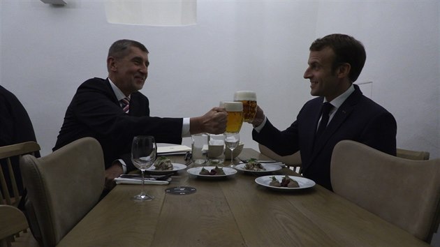 Nahldli pod pokliky a pak si Macron a Babi pipili pivem