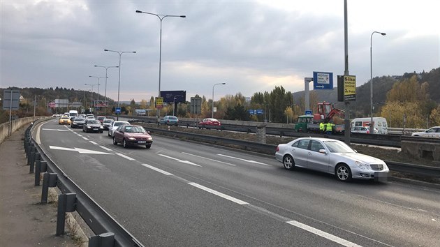 U njezdu na Barrandovsk most se nkladnmu autu utrhlo kolo a zashlo auto v protismru (22.10.2018)