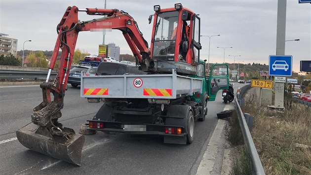 U njezdu na Barrandovsk most se nkladnmu autu utrhlo kolo a zashlo auto v protismru (22.10.2018)