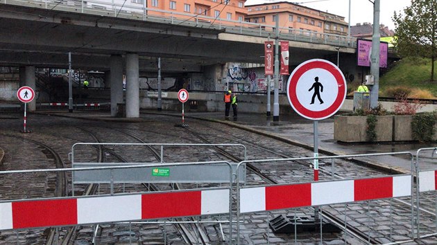 Lid mus kvli uzavrce silninho mostu vystoupit u stanice metra Vltavsk a zbylou trasu jt pky (24.10.2018)